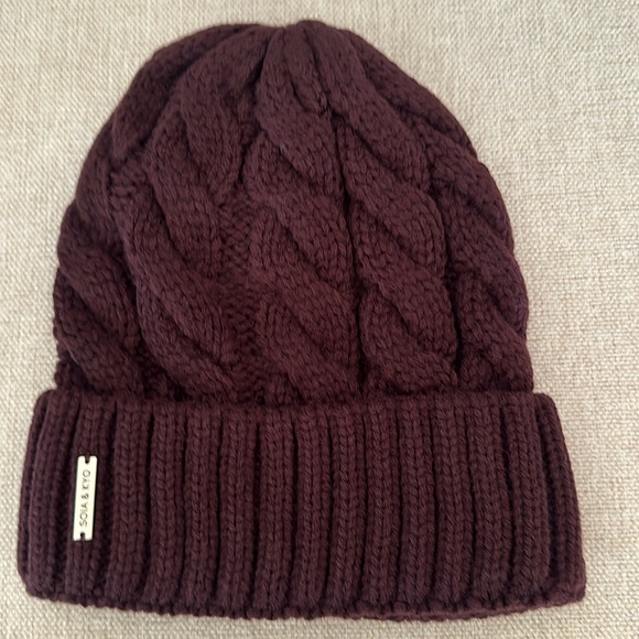 SOIA & KYO Merlot beanie. New. - Picture 1 of 6